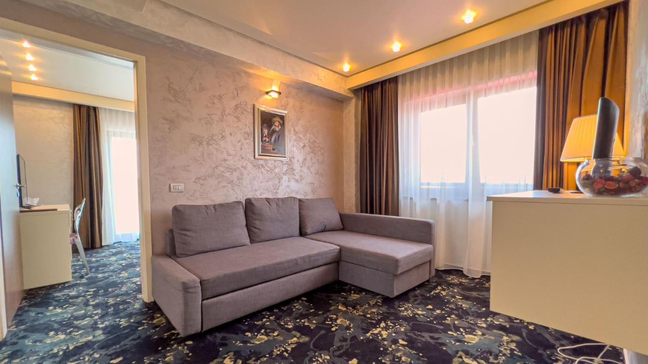 Hotel Tolea トゥルゴヴィシュテ エクステリア 写真