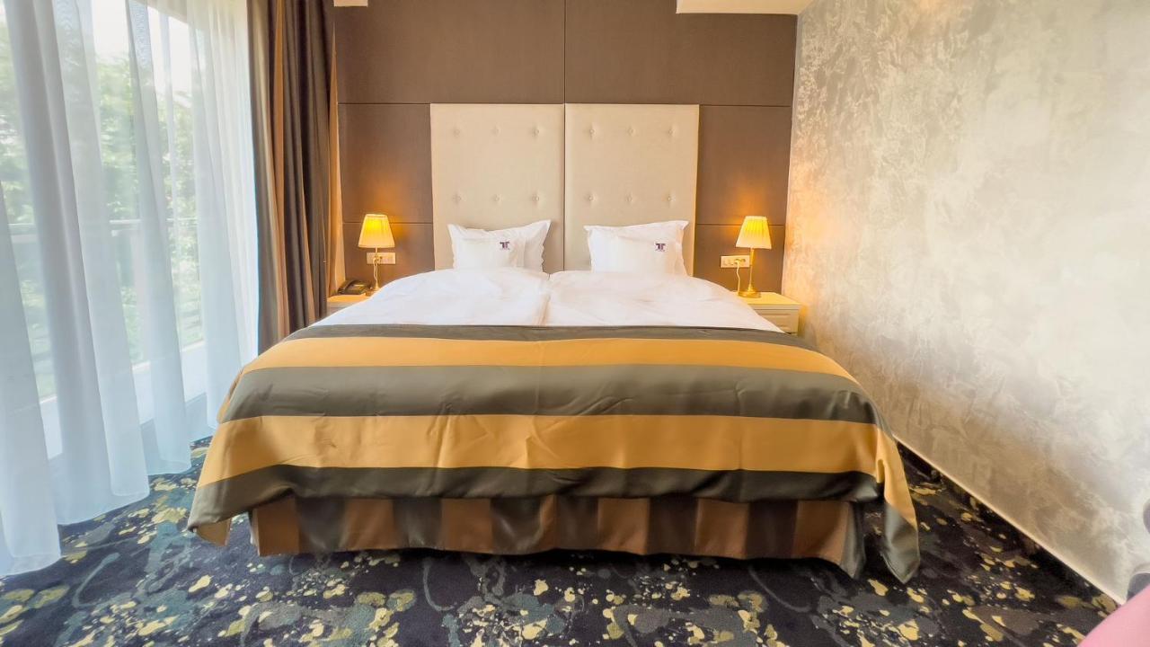 Hotel Tolea トゥルゴヴィシュテ エクステリア 写真