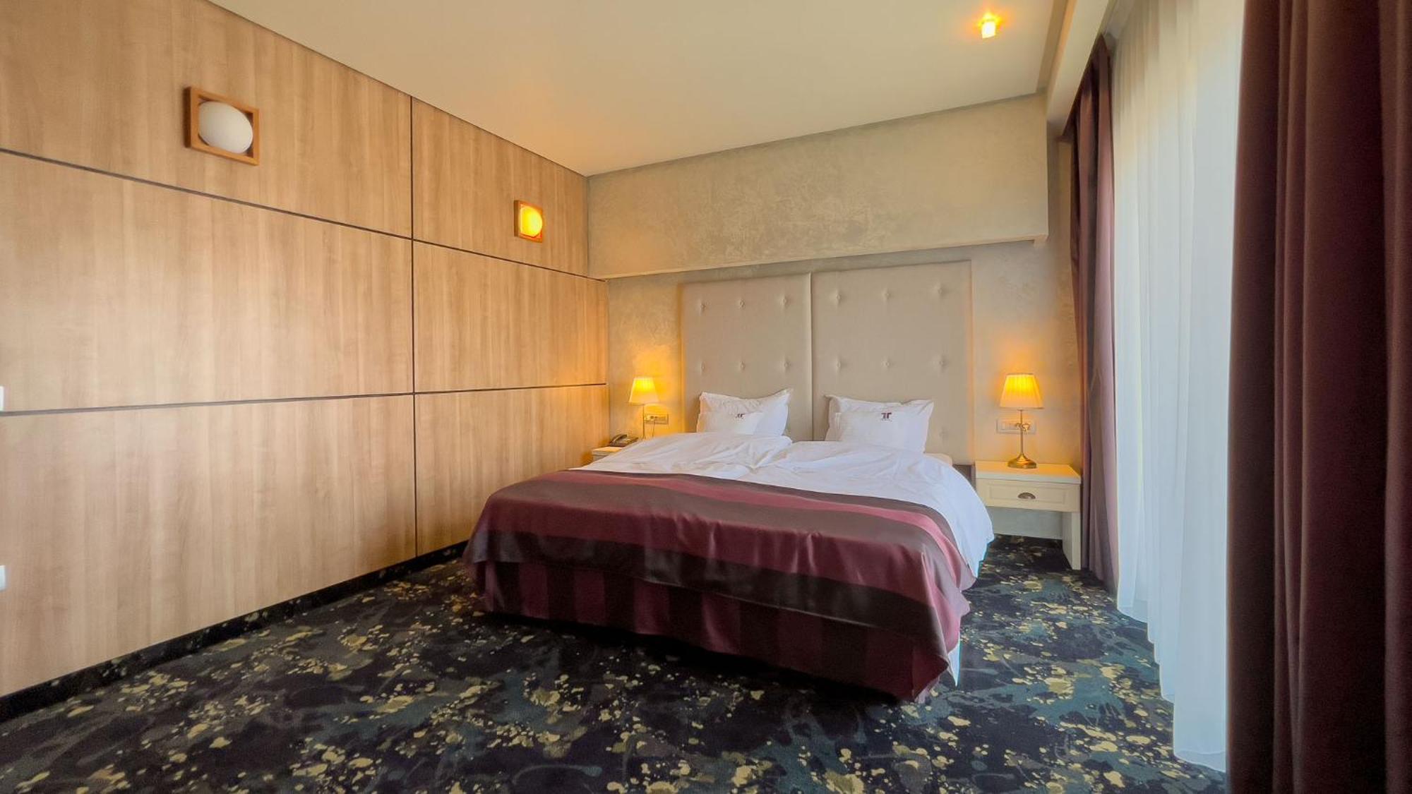 Hotel Tolea トゥルゴヴィシュテ エクステリア 写真